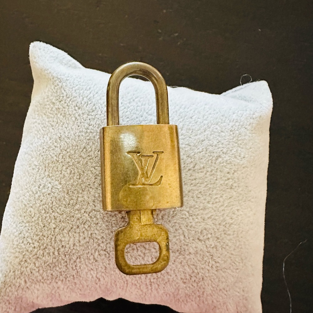🔥FLASH SALE🔥LV Vintage Lock And Key For Purse or Luggage